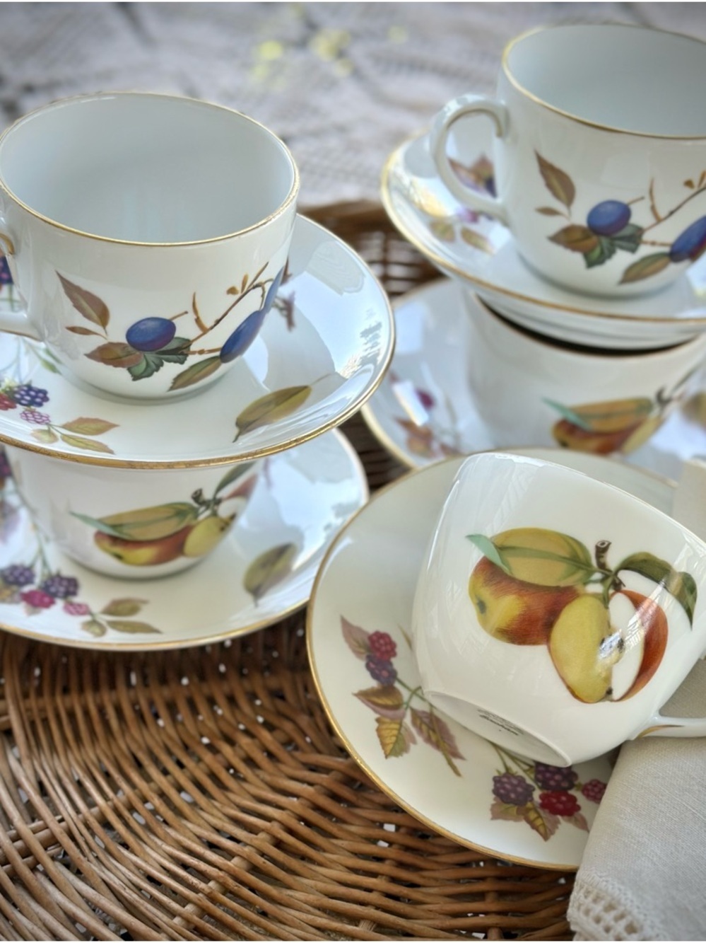 5 Vintage Royal Worcester Evesham Cups and Saucers Set England Gold Trim